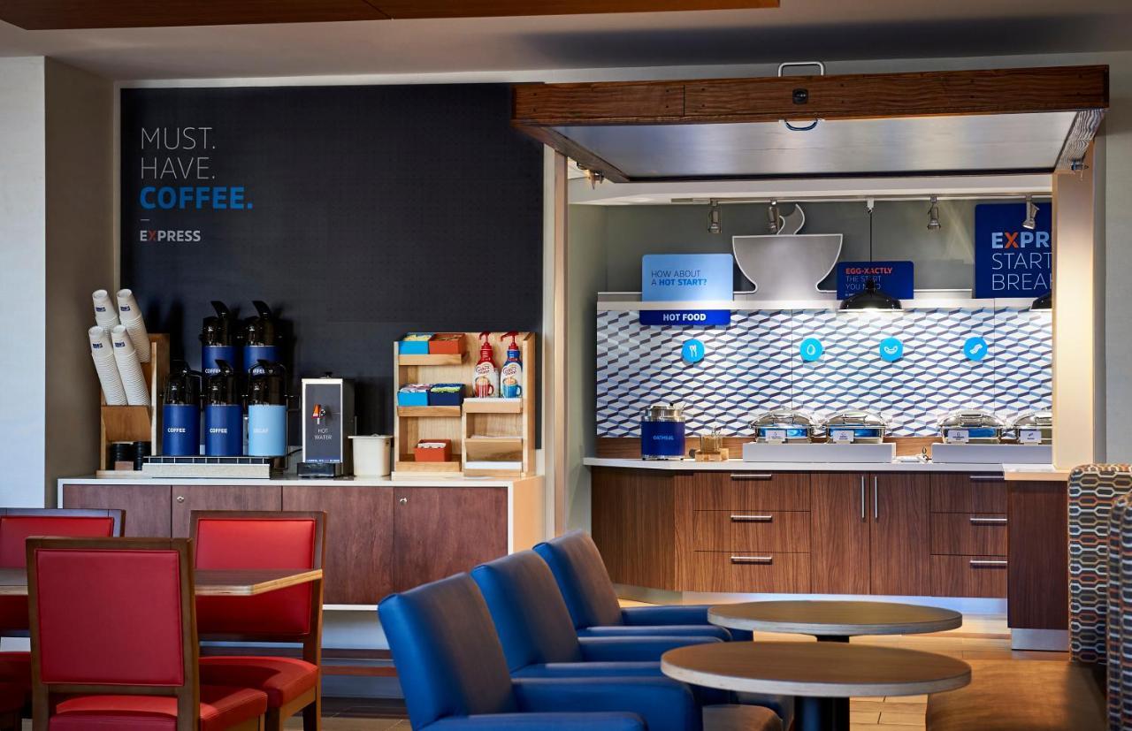 Holiday Inn Express & Suites - Dallas Market Center By Ihg Exterior foto
