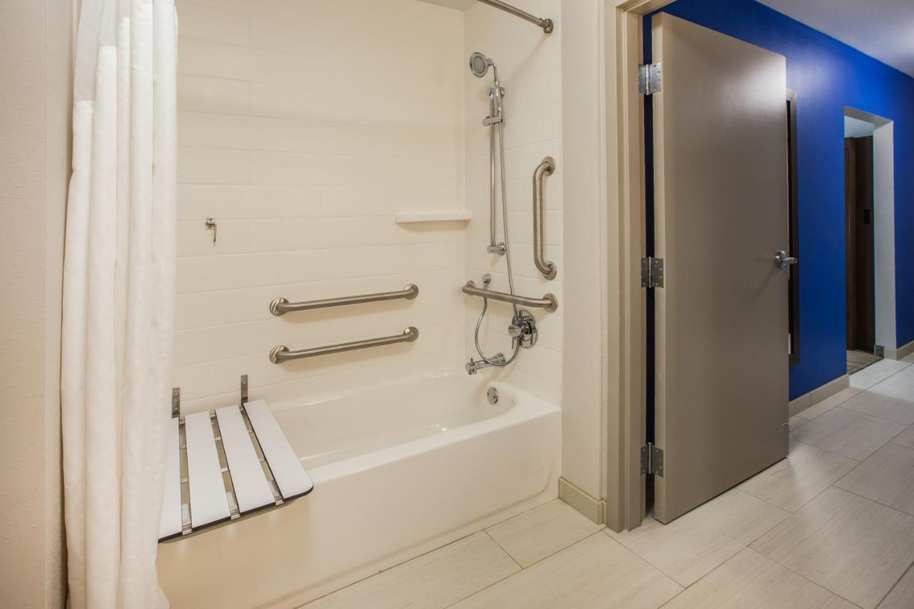 Holiday Inn Express & Suites - Dallas Market Center By Ihg Exterior foto