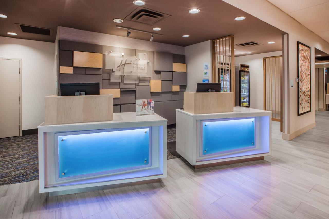Holiday Inn Express & Suites - Dallas Market Center By Ihg Exterior foto