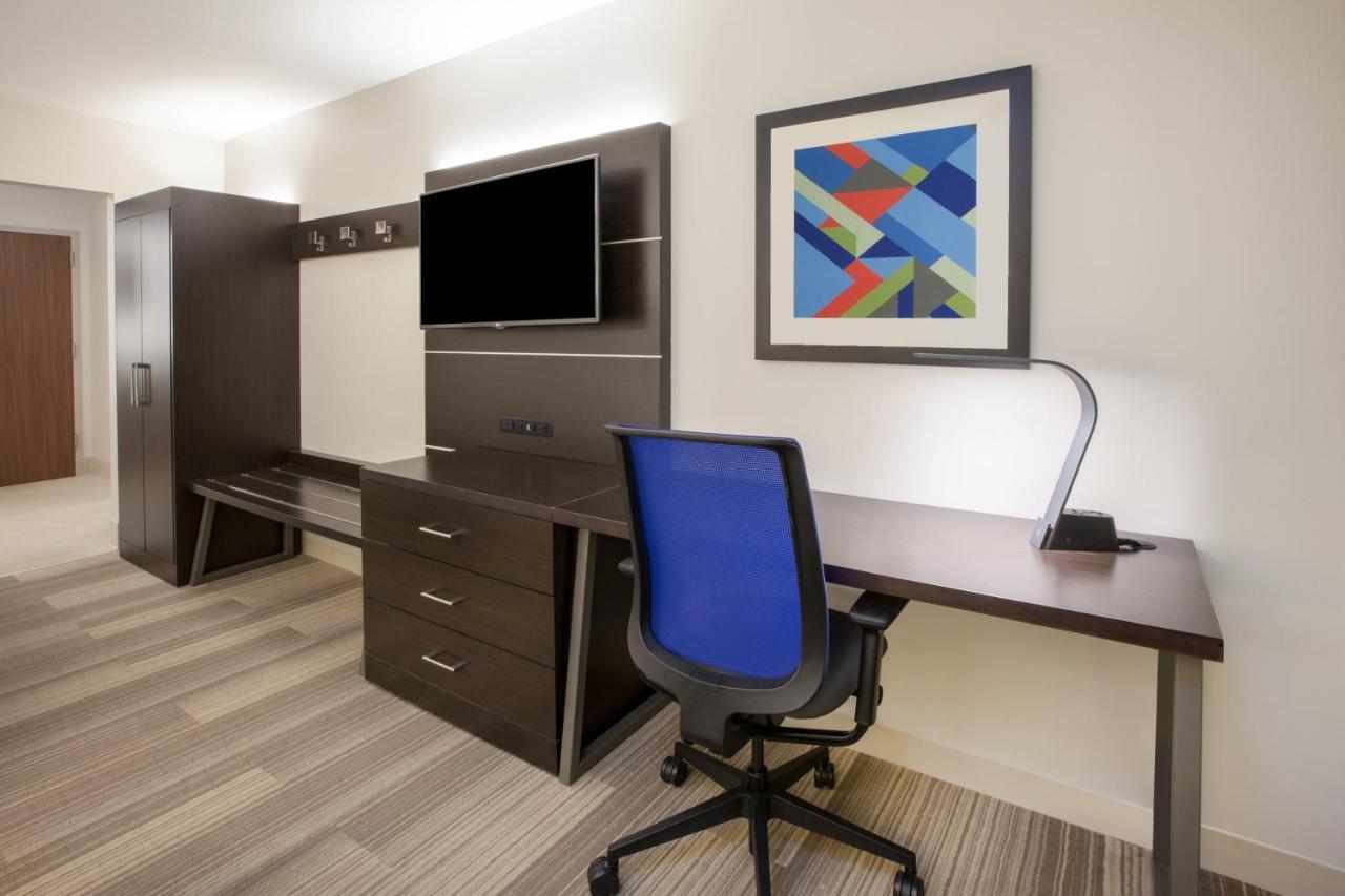 Holiday Inn Express & Suites - Dallas Market Center By Ihg Exterior foto