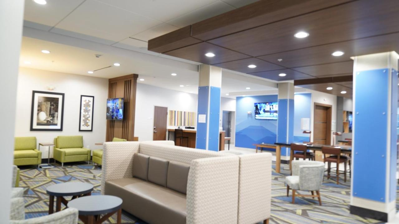 Holiday Inn Express & Suites - Dallas Market Center By Ihg Exterior foto